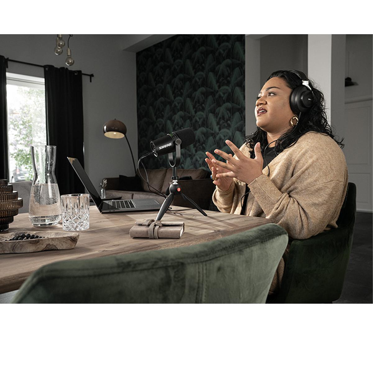 Shure MV7 Podcast Kit Set de micrófono para Podcast y soporte de sobremesa.